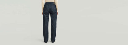 Vista trasera de los Jeans G-Straight, de cintura media y perneras rectas, en un tono índigo con matiz verde.