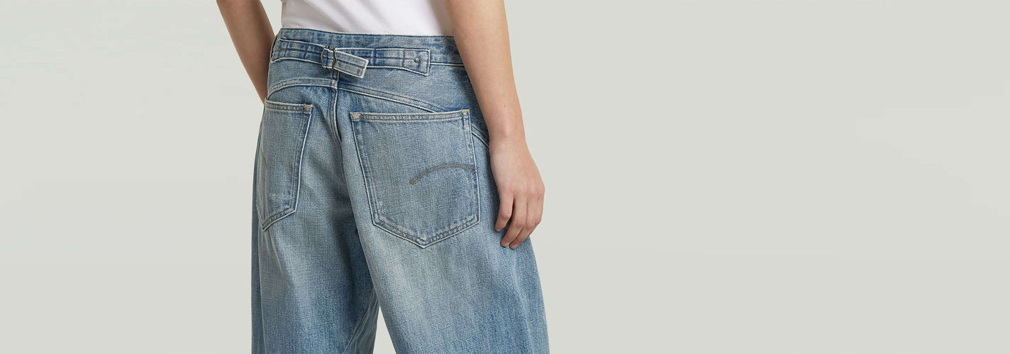 Vista trasera de los Jeans Helyx Cinch Wide con una cintura ajustable y diseño de pierna ancha.