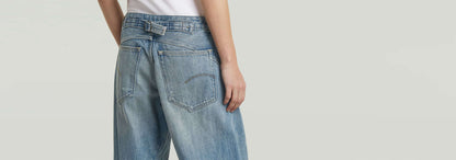 Vista trasera de los Jeans Helyx Cinch Wide con una cintura ajustable y diseño de pierna ancha.