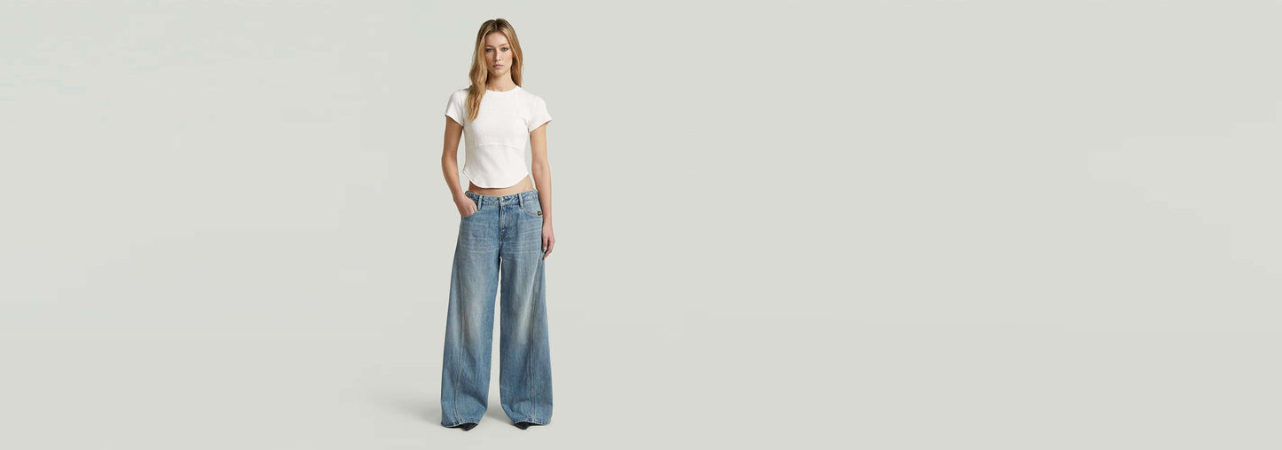 Mujer usando Jeans Helyx Cinch Wide, con silueta de pierna ancha y ajuste holgado.