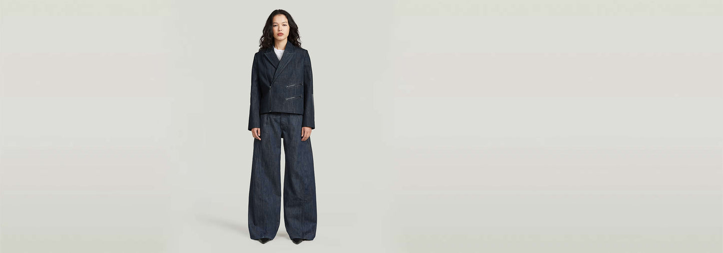 Mujer luciendo Jeans Helyx Cinch Wide con silueta de pierna ancha y ajuste holgado en un fondo claro.