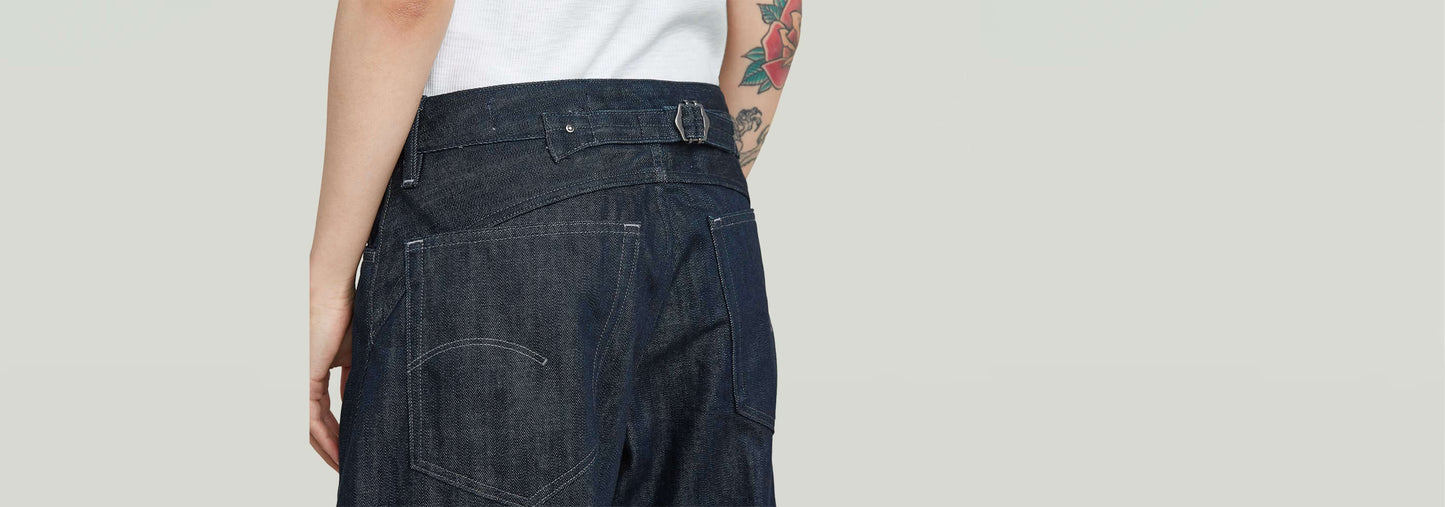 Modelo vistiendo los Jeans Helyx Cinch Wide, mostrando la parte trasera y la cincha ajustable.