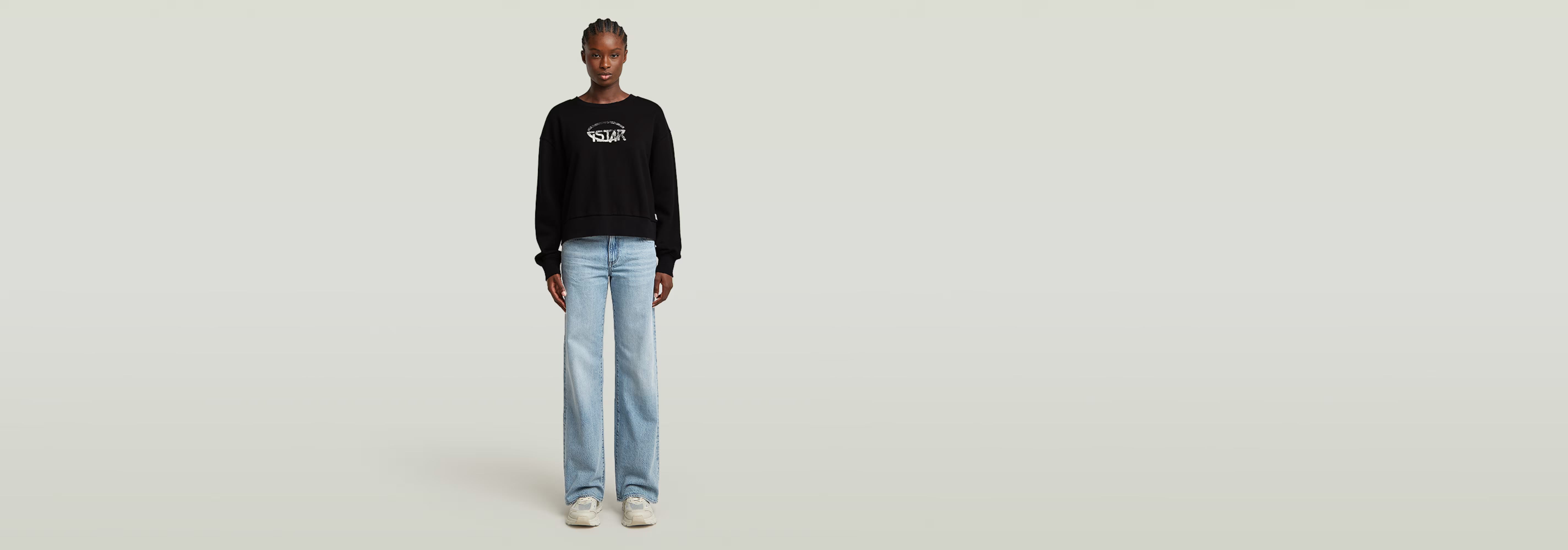 Modelo usando Jeans Judee Loose con un suéter negro, destacando el corte holgado y la cintura baja.