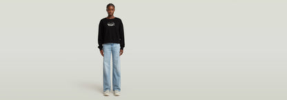 Modelo usando Jeans Judee Loose con un suéter negro, destacando el corte holgado y la cintura baja.