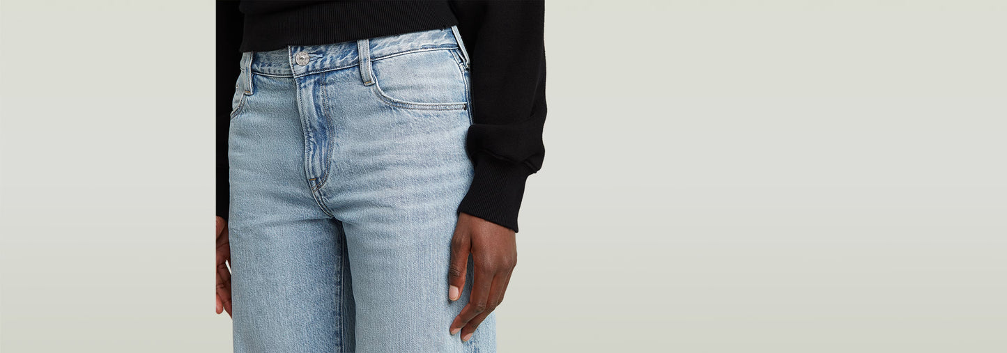 Jeans Judee Loose detalle de la cintura baja y corte holgado, mostrando su ajuste moderno y cómodo.