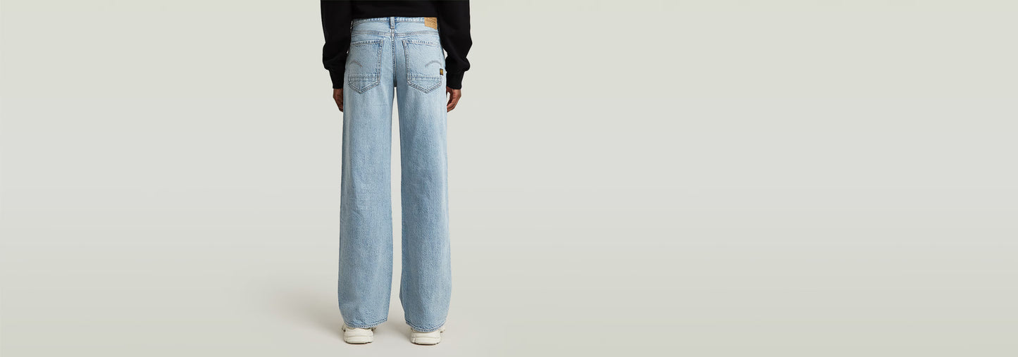 Jeans Judee Loose, corte holgado con cintura baja, ajuste definido, cierre de cremallera, 100% algodón.
