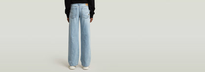 Jeans Judee Loose, corte holgado con cintura baja, ajuste definido, cierre de cremallera, 100% algodón.