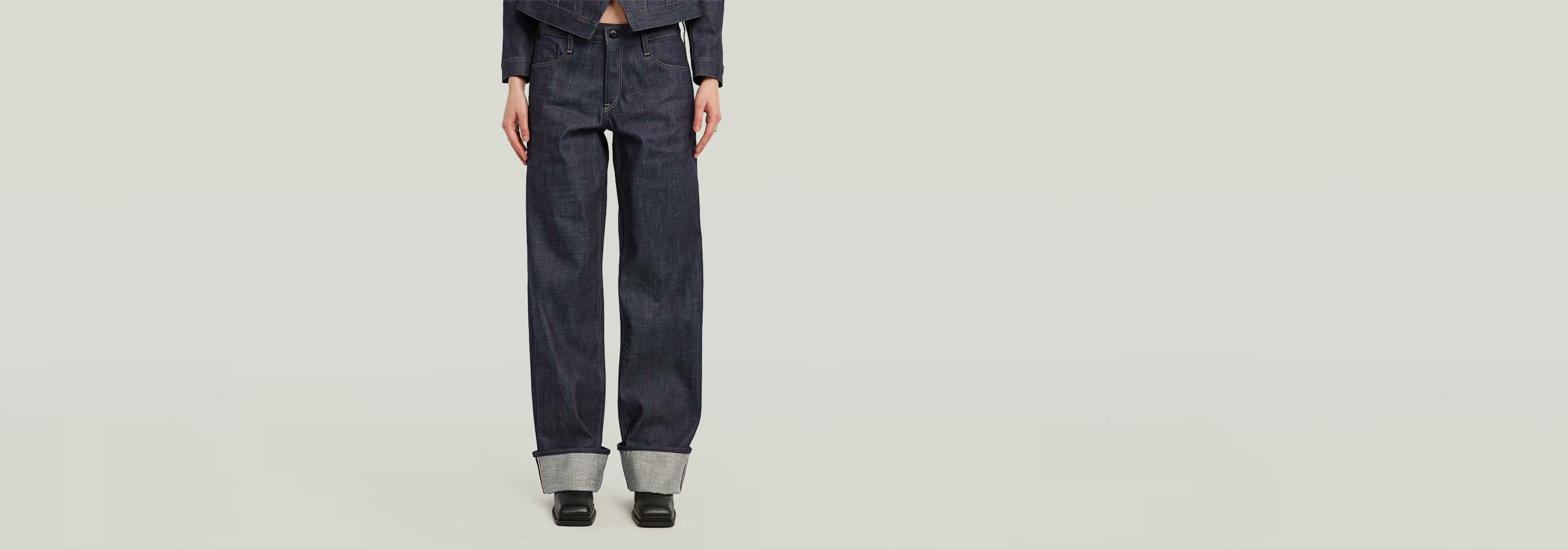 Jeans Judee Selvedge modelo con corte holgado y detalles de orillo, vista frontal en fondo claro.