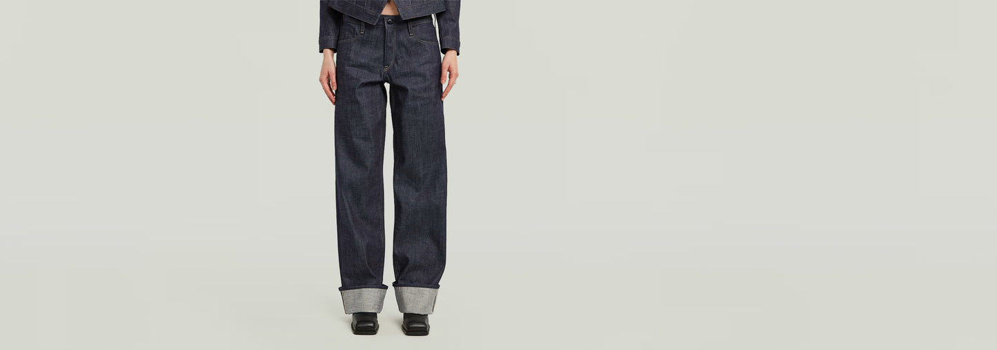 Jeans Judee Selvedge modelo con corte holgado y detalles de orillo, vista frontal en fondo claro.