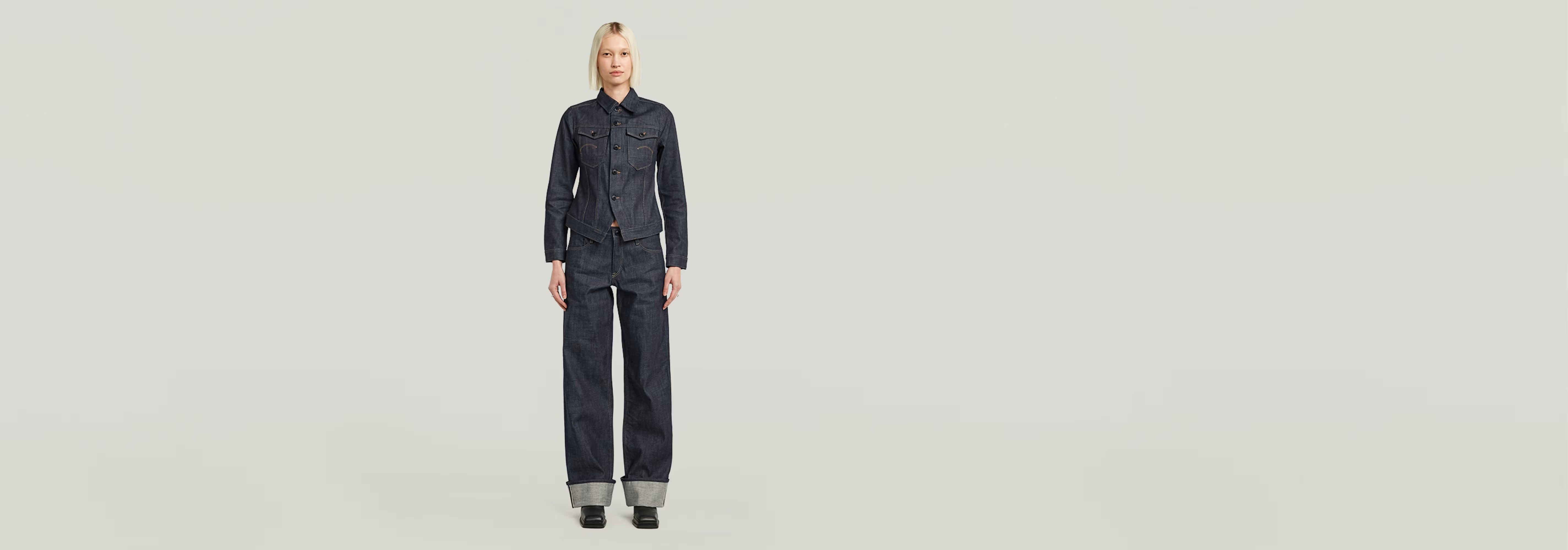 Jeans Judee Selvedge modelo mostrando un corte holgado y detalles de denim orillado.