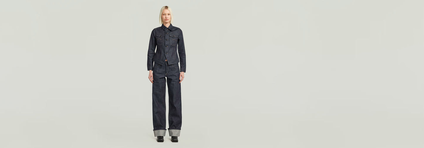 Jeans Judee Selvedge modelo mostrando un corte holgado y detalles de denim orillado.