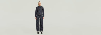 Jeans Judee Selvedge modelo mostrando un corte holgado y detalles de denim orillado.
