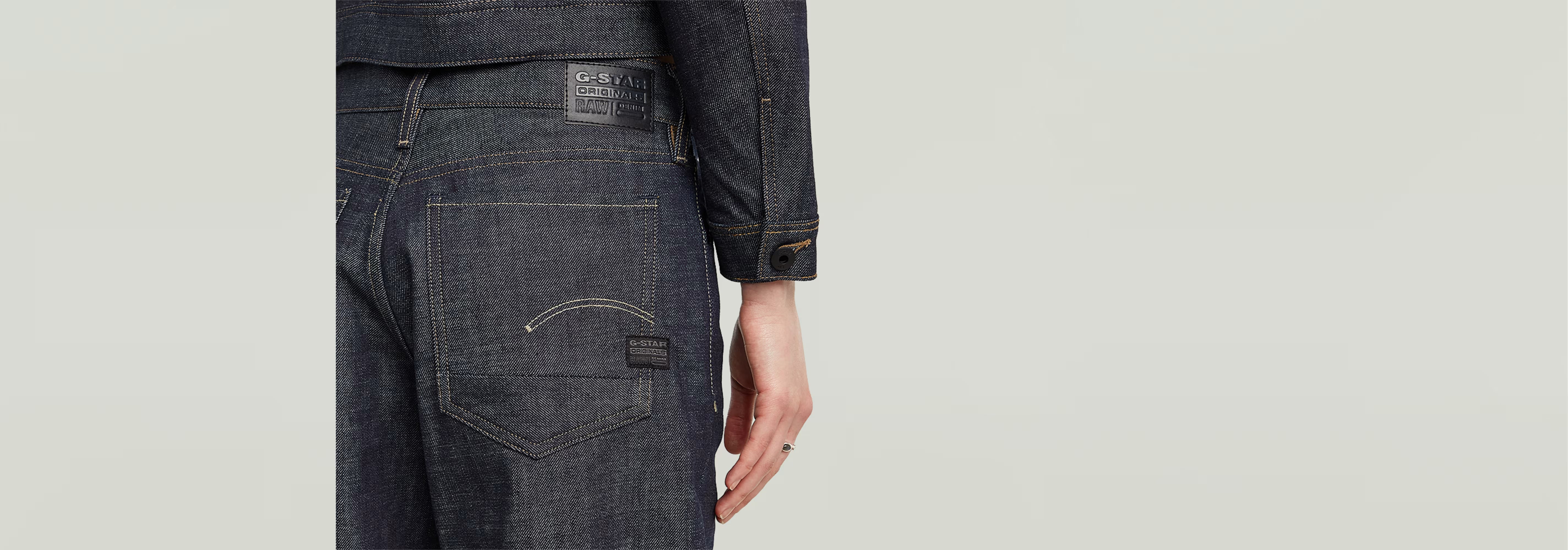 Jeans Judee Selvedge, detalle del bolsillo trasero y etiqueta G-STAR en denim oscuro