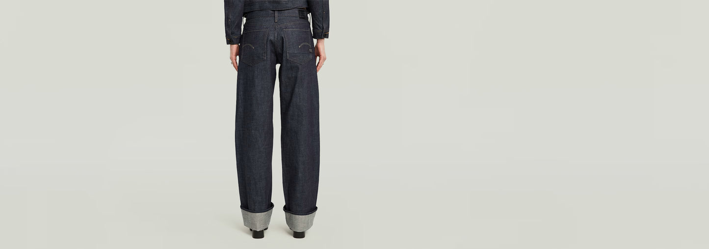 Jeans Judee Selvedge vista trasera mostrando el corte holgado y detalles de orillo en denim de alta calidad.