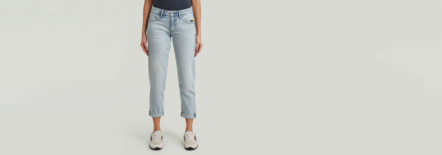 Mujer usando Jeans Kate Boyfriend de corte bajo con pernera relajada y dobladillo plegado.
