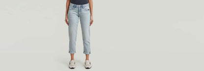 Mujer usando Jeans Kate Boyfriend de corte bajo con pernera relajada y dobladillo plegado.
