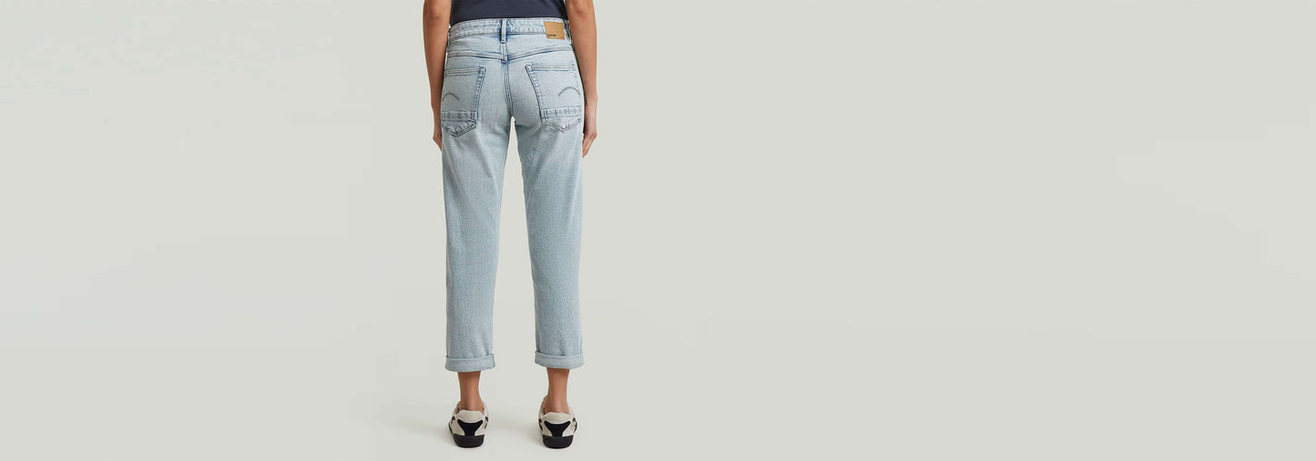 Vista trasera de los Jeans Kate Boyfriend, con corte relajado y dobladillo plegado, perfectos para un look informal.