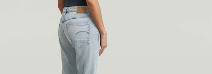 Jeans Kate Boyfriend en color claro, con corte boyfriend y detalle de etiqueta en la parte trasera.