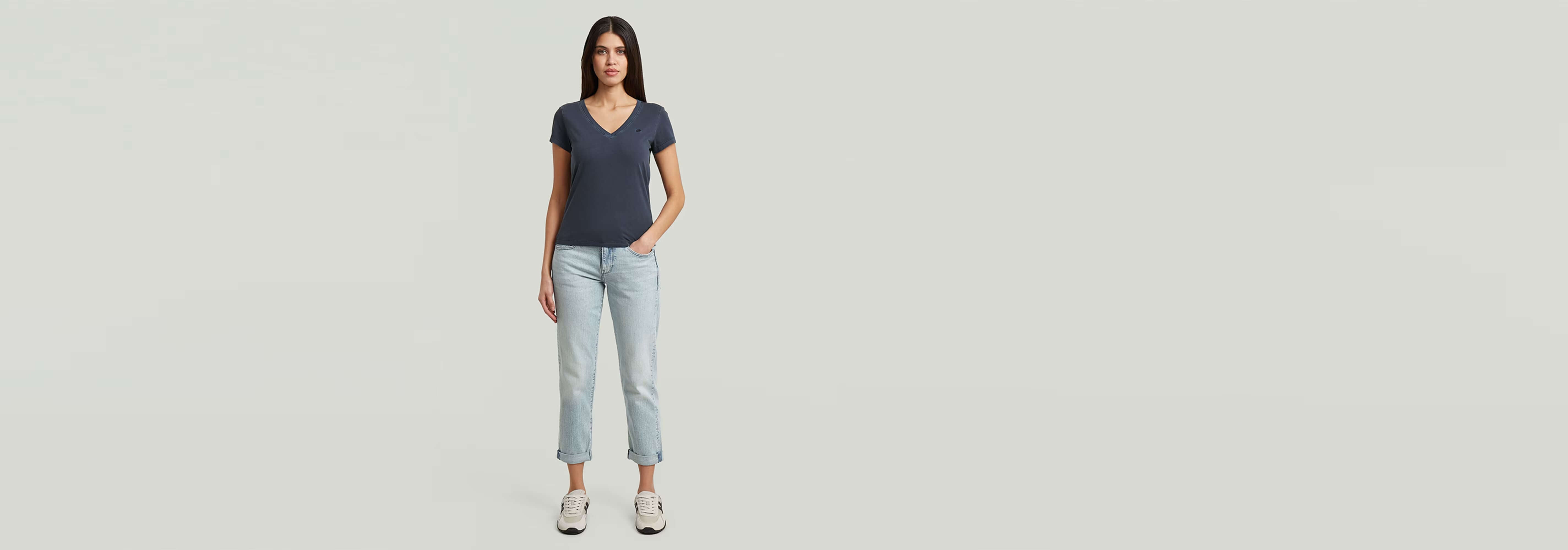 Mujer usando Jeans Kate Boyfriend con una camiseta azul, mostrando un look casual y relajado.