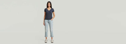 Mujer usando Jeans Kate Boyfriend con una camiseta azul, mostrando un look casual y relajado.
