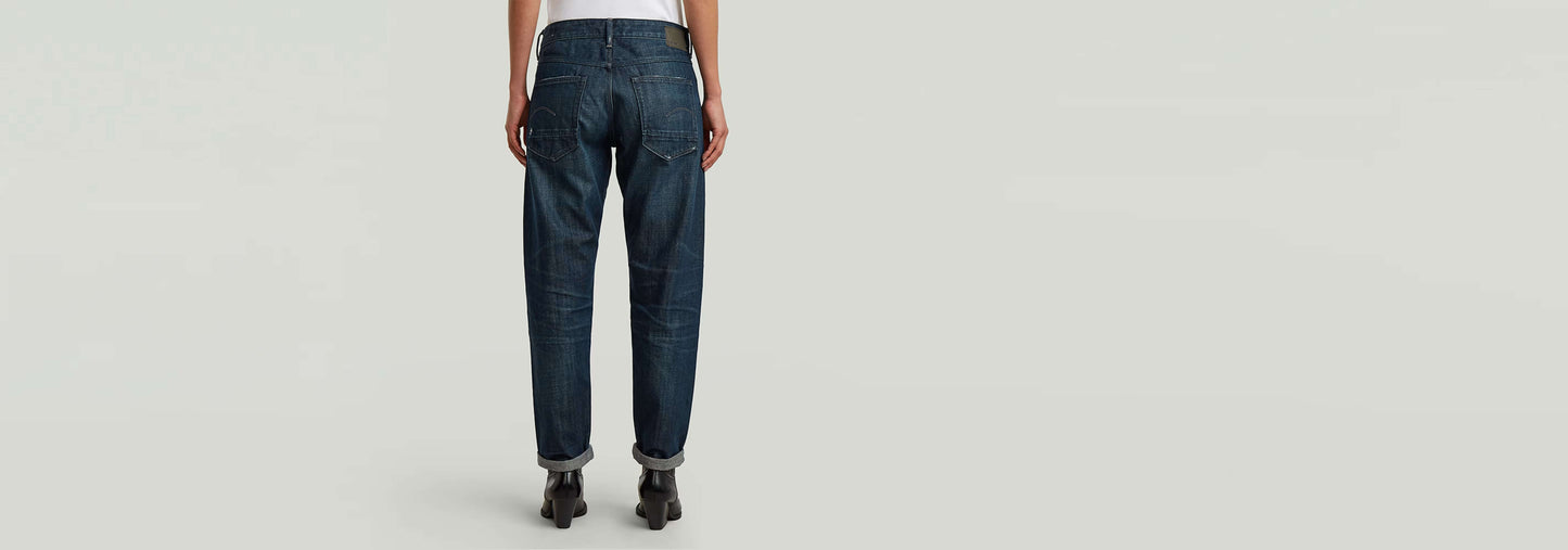 Vista posterior de los Jeans Kate Boyfriend con corte relajado y dobladillo plegado.