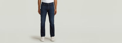 Jeans Mosa Straight en denim oscuro, con ajuste medio y pierna estrecha, modelo clásico y cómodo.