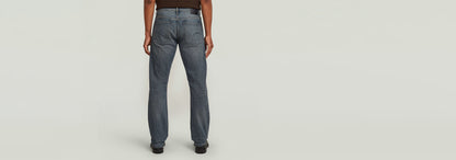 Jeans Mosa Straight, vista trasera de jeans de corte recto y pernera estrecha en denim elástico.