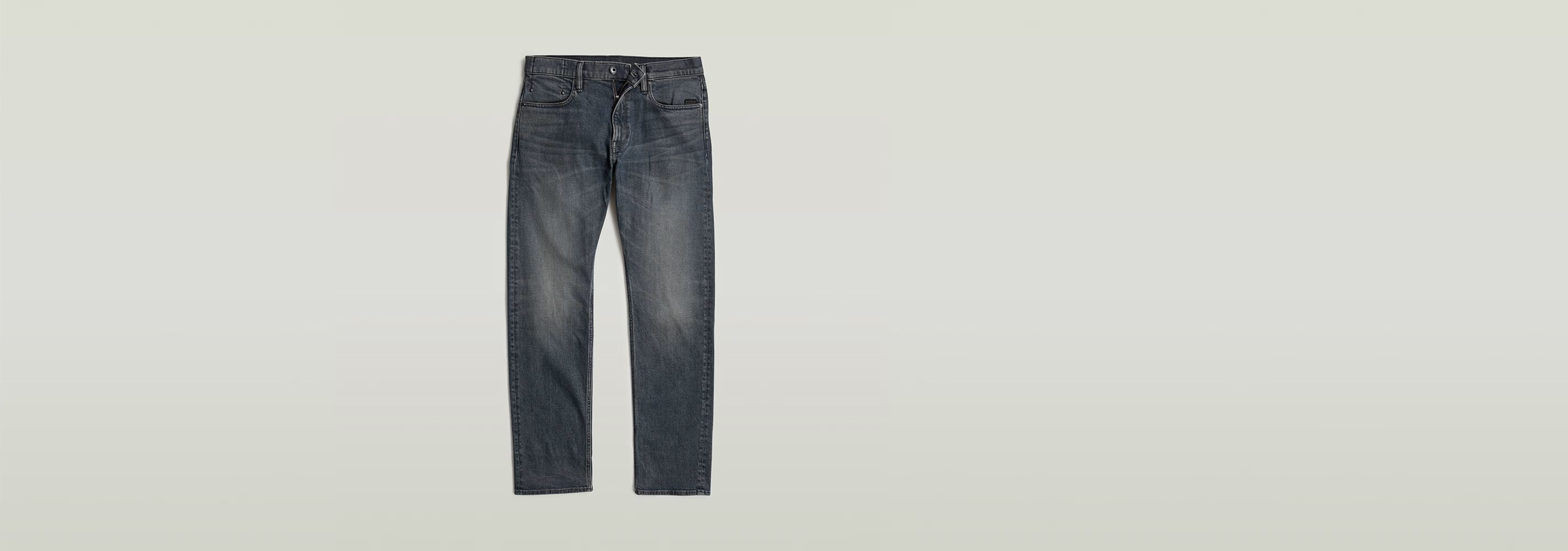 Jeans Mosa Straight con corte recto y pernera estrecha en color denim elástico.