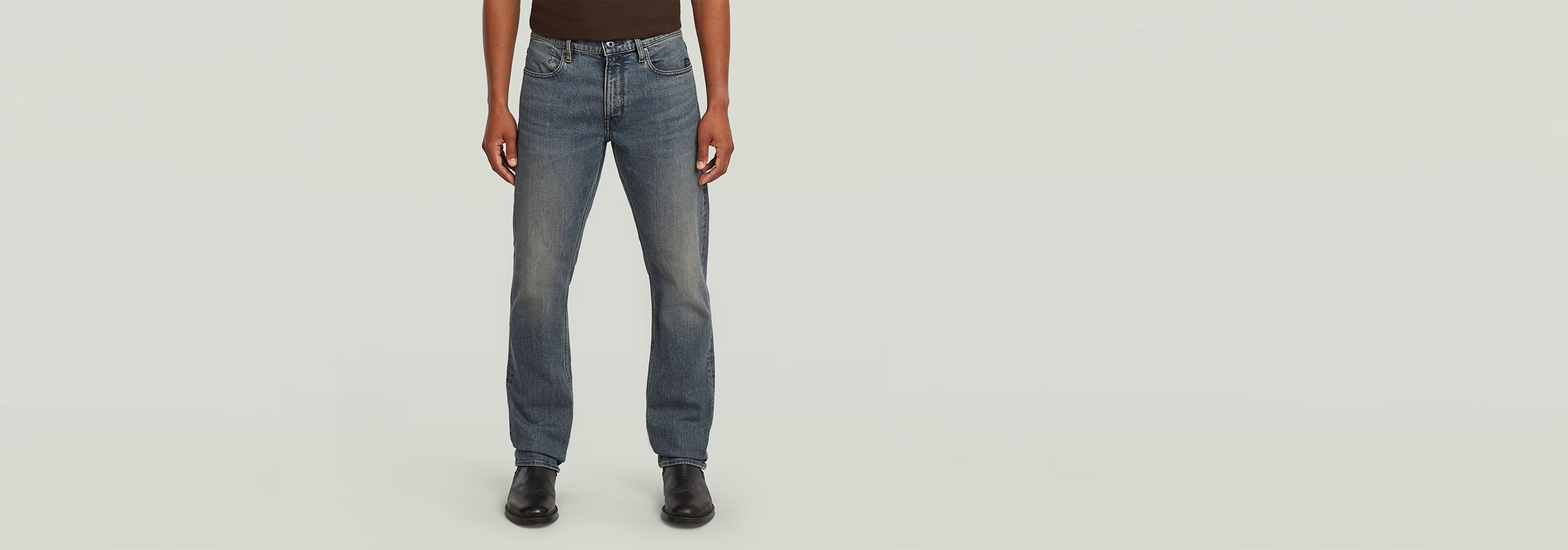 Jeans Mosa Straight con corte recto y pernera estrecha, en denim elástico, estilo moderno y cómodo.