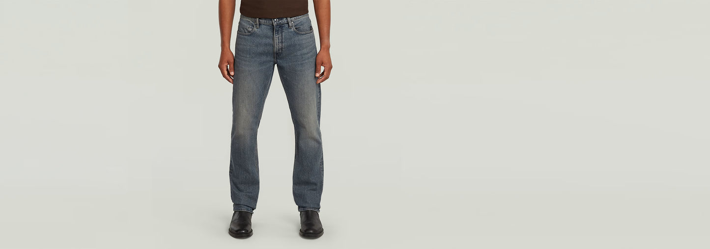 Jeans Mosa Straight con corte recto y pernera estrecha, en denim elástico, estilo moderno y cómodo.
