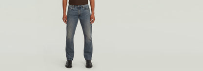 Jeans Mosa Straight con corte recto y pernera estrecha, en denim elástico, estilo moderno y cómodo.