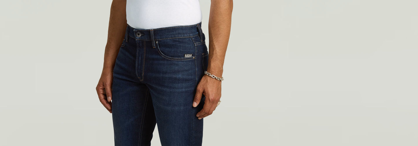 Jeans Mosa Straight, con talle medio, construcción atemporal y pierna estrecha, modelo de denim oscuro.