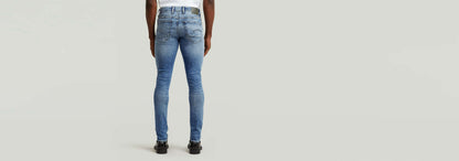 Jeans Revend FWD Skinny vista trasera, corte pitillo, bolsillos traseros con efecto 3D y etiqueta G-STAR.