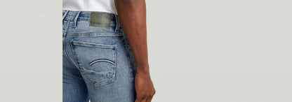 Jeans Revend FWD Skinny con diseño de cinco bolsillos y detalles 3D en los bolsillos traseros.