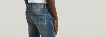 Jeans Revend FWD Skinny, detalle de los bolsillos traseros con efecto 3D y costuras de refuerzo.