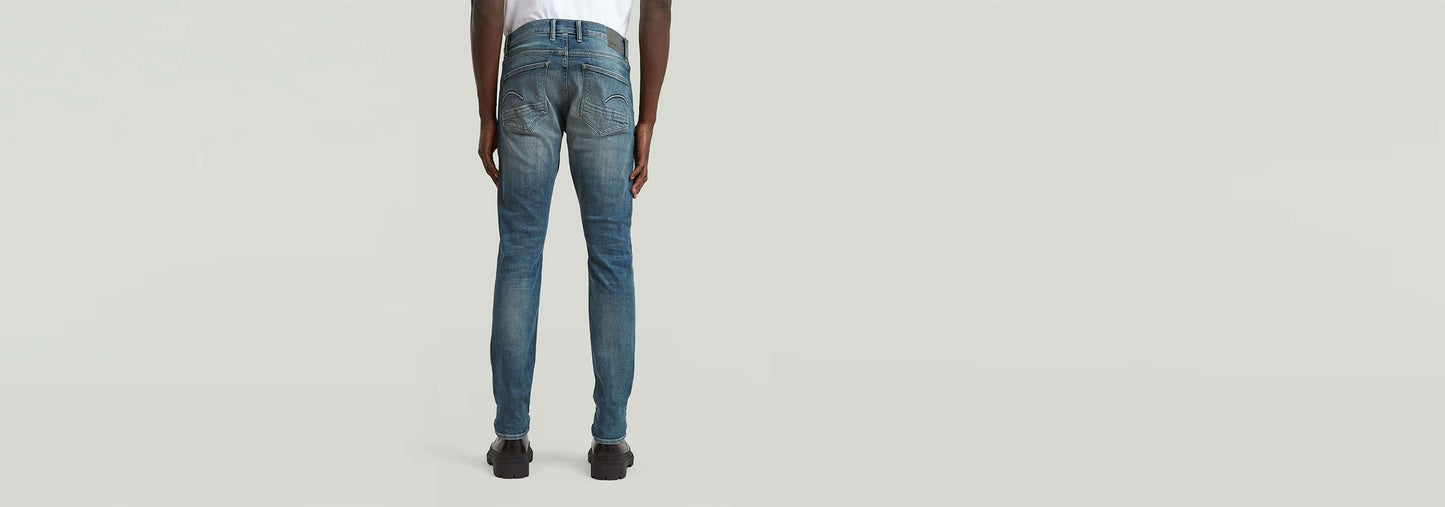 Jeans Revend FWD Skinny vista trasera, en un corte pitillo con detalles de diseño de G-STAR.