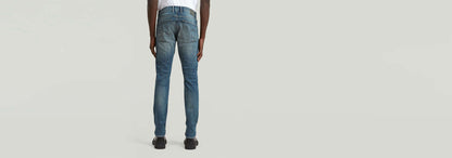 Jeans Revend FWD Skinny vista trasera, en un corte pitillo con detalles de diseño de G-STAR.