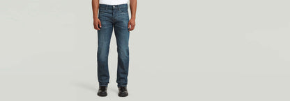 Jeans Streem Slim Tapered para hombre con corte recto ajustado y diseño contemporáneo.