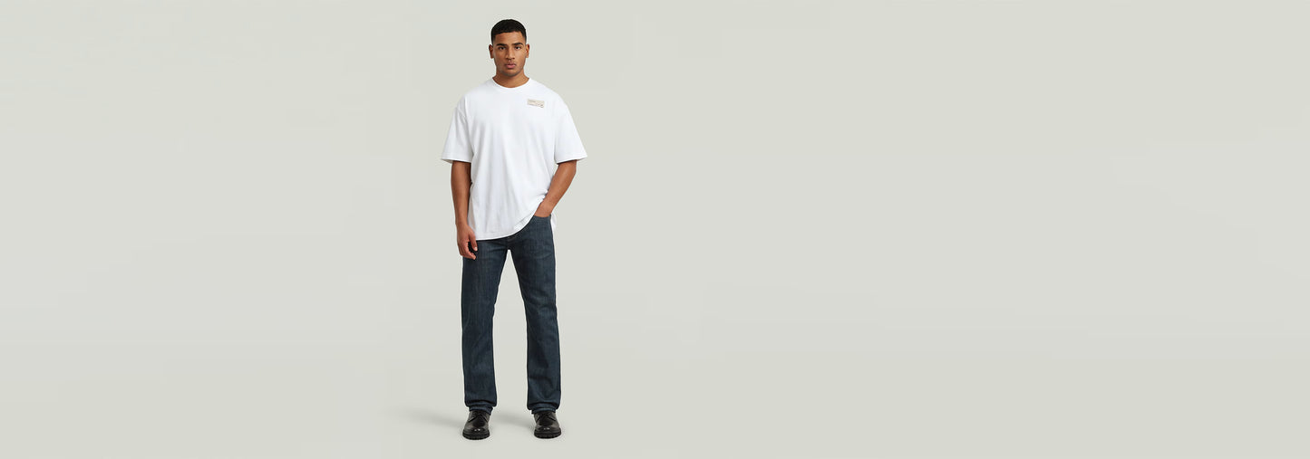 Jeans Streem Slim Tapered worn by a model, featuring a modern slim tapered cut and classic five-pocket design.