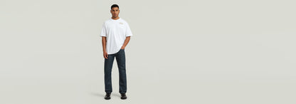 Jeans Streem Slim Tapered worn by a model, featuring a modern slim tapered cut and classic five-pocket design.