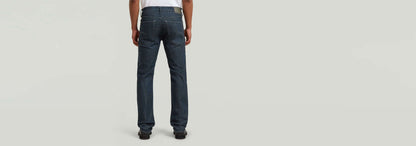 Vista trasera de los Jeans Streem Slim Tapered, mostrando su corte moderno y diseño elegante.