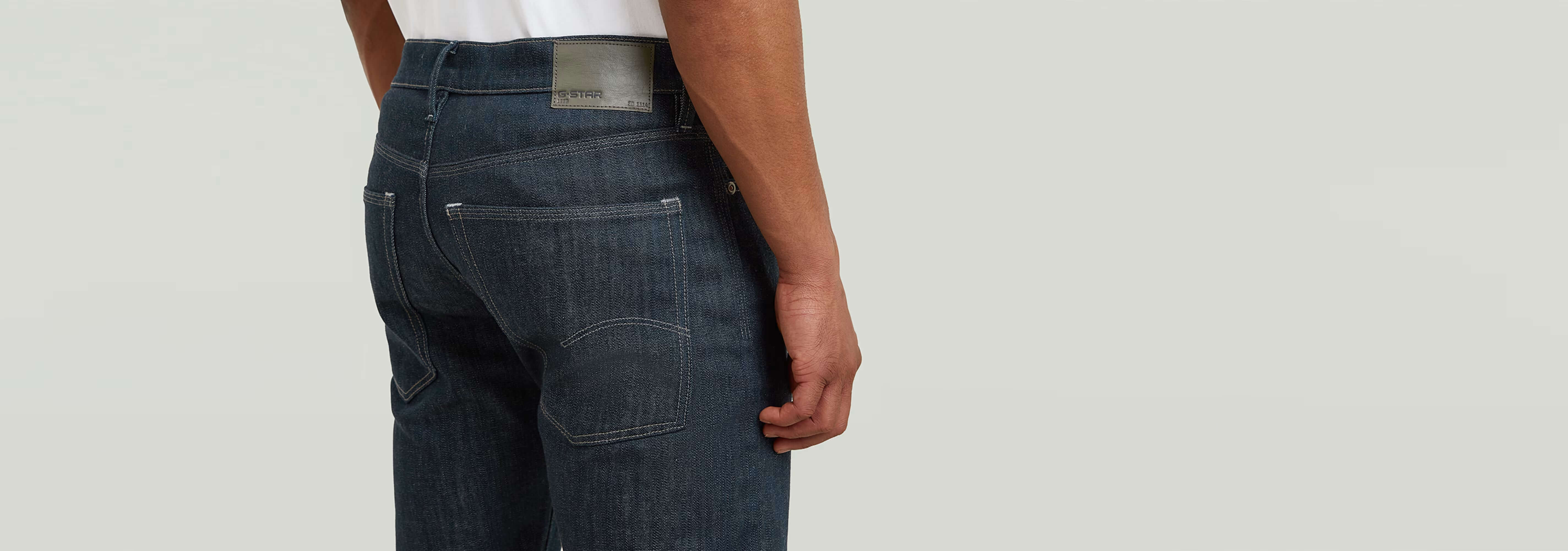 Jeans Streem Slim Tapered vista trasera, con corte ajustado y diseño contemporáneo.