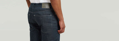 Jeans Streem Slim Tapered vista trasera, con corte ajustado y diseño contemporáneo.