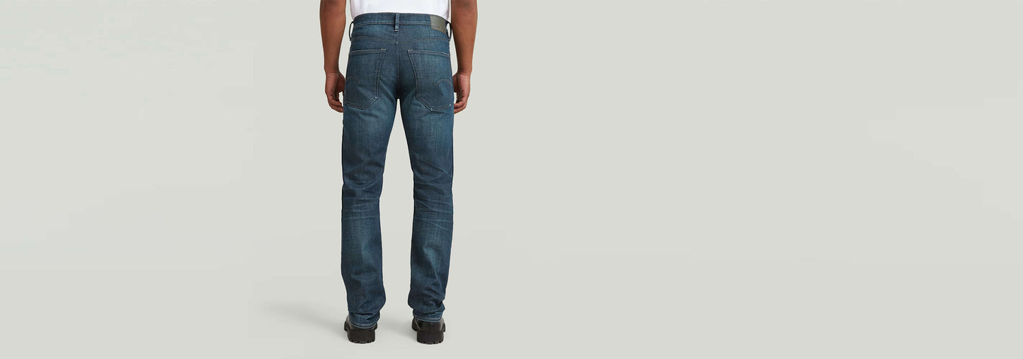 Jeans Streem Slim Tapered vista trasera con diseño moderno y pernera estrecha en denim greencast.