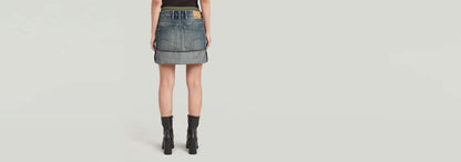 Minifalda con bajo vuelto y paneles vista trasera, diseñada con un patrón de bloques de color y confección en denim greencast.