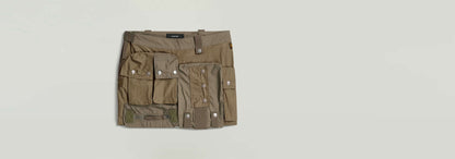 Minifalda Field con diseño moderno, cintura baja y múltiples bolsillos, ideal para un look elegante.