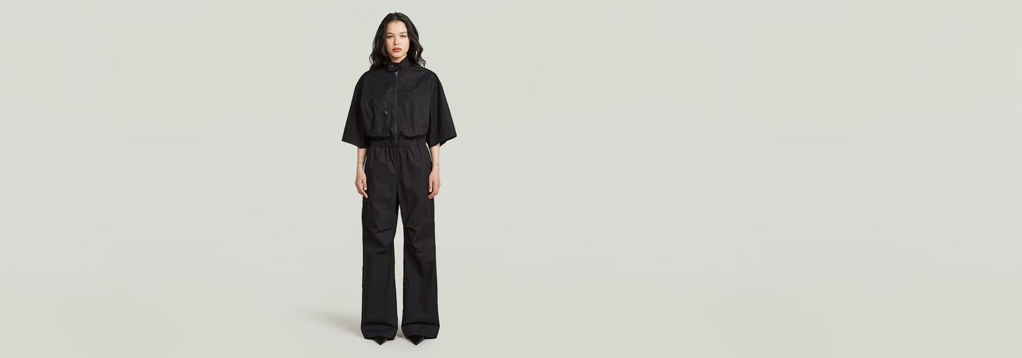 Mono caldera Bowey en color negro con corte recto y cintura alta, ideal para un look elegante y funcional.