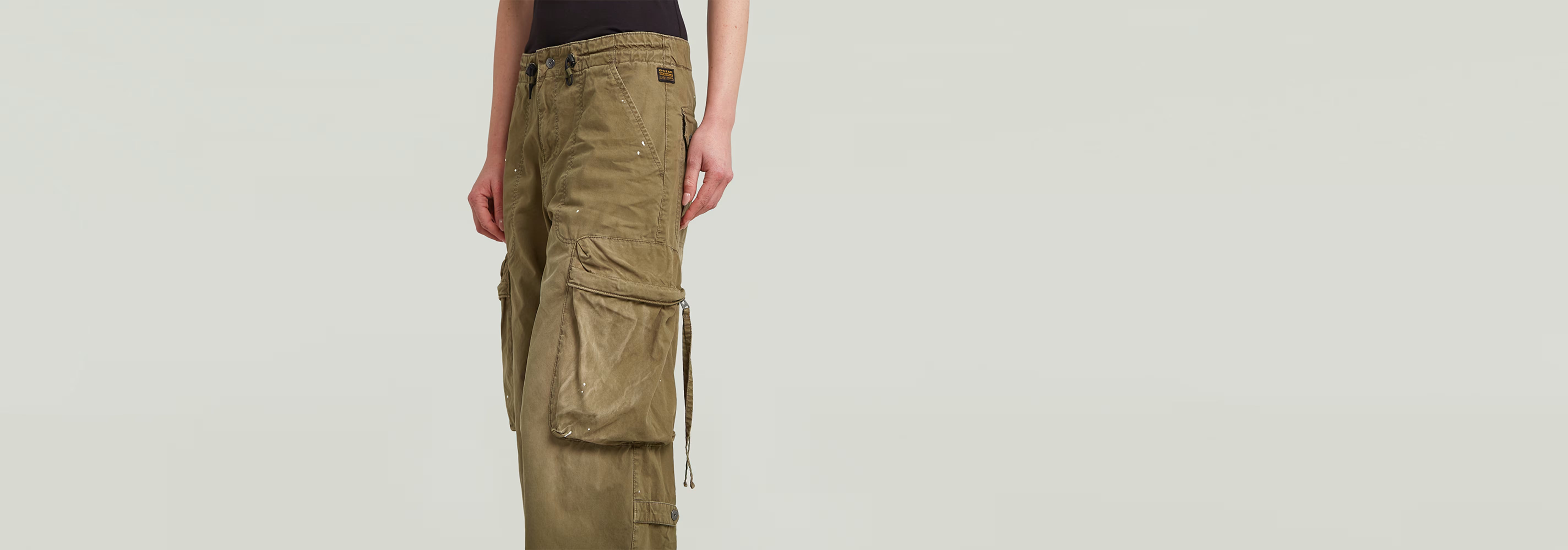 Pantalones Balloon Cargo en color caqui con bolsillos cargo y corte cónico, modelo práctico y moderno.