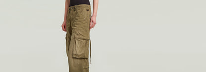 Pantalones Balloon Cargo en color caqui con bolsillos cargo y corte cónico, modelo práctico y moderno.