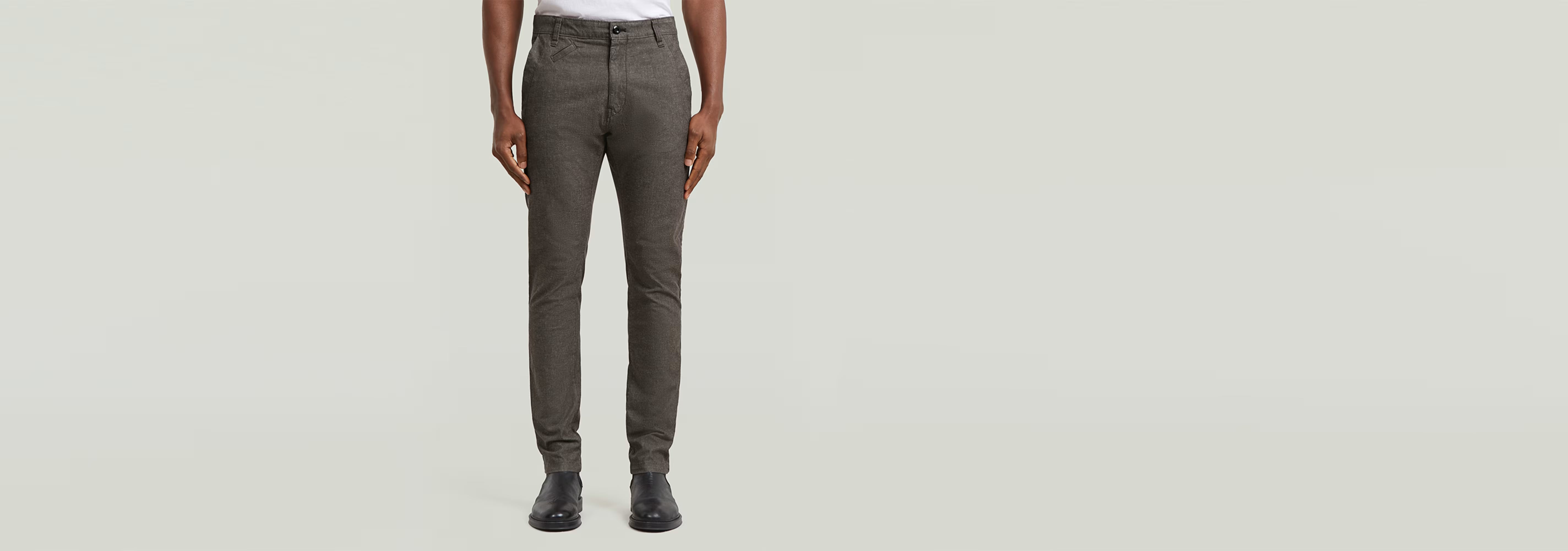 Pantalones Bronson 3.0 Slim Chino en color gris oscuro, con corte entallado y diseño clásico.